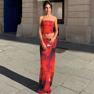 Détail de l'imprimé fleuri rouge et noir sur un ensemble jupe et haut tube ajusté