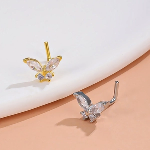 Makroaufnahme von Schmetterling Nasensteckern in Gold und Silber mit funkelnden Zirkonias