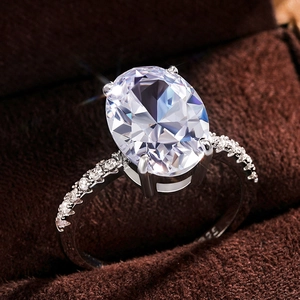Klassischer Silberring mit großem Zirkonia im Ovalschliff und Pavé-Diamantbesatz