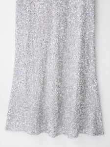 Gros plan de paillettes argentées scintillantes sur la robe avec texture et éclat métal