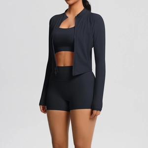 Ensemble de yoga noir 3 pièces avec veste zippée, brassière et short de sport taille haute