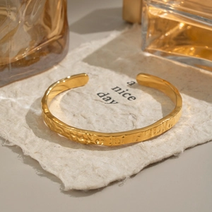 Bracelet jonc ouvert texturé minimaliste en acier inoxydable plaqué or 18 carats