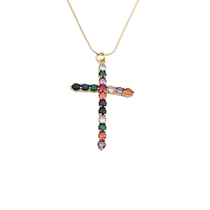 Collier croix dorée avec pierres en zircon colorées sur fine chaîne serpent pour femme