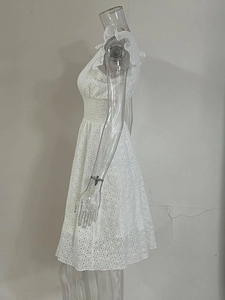 Détail de la broderie anglaise blanche et des manches à volants sur la robe d'été