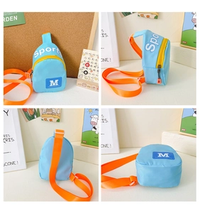 Vues multiples d'un sac bandoulière enfant en nylon bleu avec sangles orange et texte sport