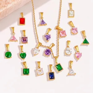 Kleurrijke geometrische kristallen hangers en gouden ketting op stenen achtergrond