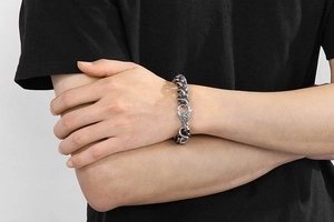 Détail du bracelet punk vintage pour homme avec tête de mort en argent antique
