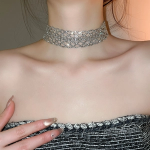 Gros plan d'un collier ras du cou en maille argentée scintillante serti de cristaux