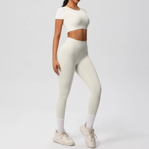 Détail d'un ensemble de yoga crème avec haut à manches courtes et legging taille haute