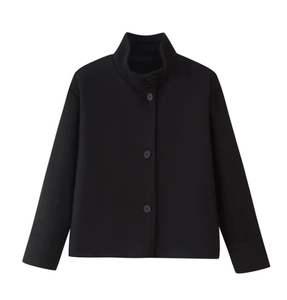 Détail d'une veste en laine noire à col montant avec de grands boutons à simple boutonnage