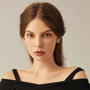 Élégante boucle d'oreille papillon argentée avec zircons sertis pour femme