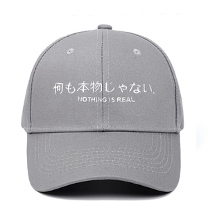 Makroaufnahme der grauen Baumwollkappe mit japanischer und englischer Stickerei im Detail