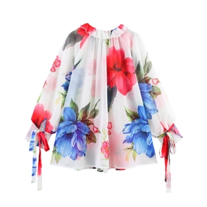 Détail du chemisier en mousseline à fleurs avec col à volants et imprimé floral