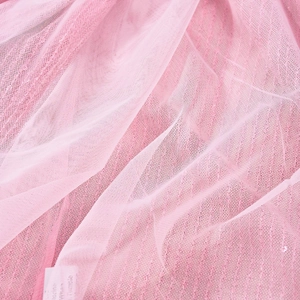 Vista macro dettagliata della trama del tessuto a rete rosa e del materiale trasparente