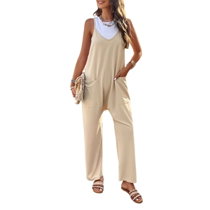 Combinaison beige chic pour femme avec col en V et jambes larges sur fond blanc