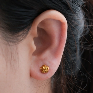 Pendientes de rosa en oro de 18 quilates minimalistas de acero inoxidable pulido