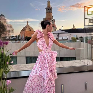 Robe longue fleurie rose avec découpe taille et volants étagés pour vacances