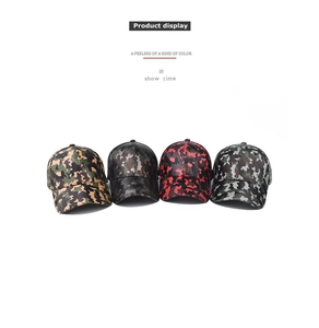 Détail de casquettes de baseball en PU camouflage en quatre couleurs avec fini imperméable