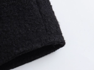 Gros plan sur un tissu noir en laine mélangée avec coutures de haute qualité