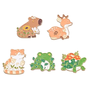 Lot de 5 pin's en émail avec capybara, grenouille et chat aux motifs de fleurs et feuilles