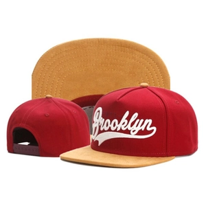 Détail de la broderie Brooklyn sur casquette hip-hop bordeaux à visière plate kaki