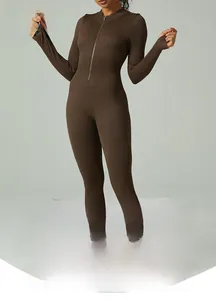 Détail du tissu côtelé extensible et du zip frontal sur la combinaison de yoga sans couture