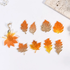 Détail macro de boucles d'oreilles en résine feuille d'érable et pendentifs d'automne