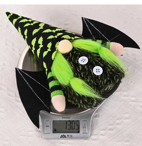 Detailed weight measurement showing 130.5g for Halloween gnome plush toy on a digital scale