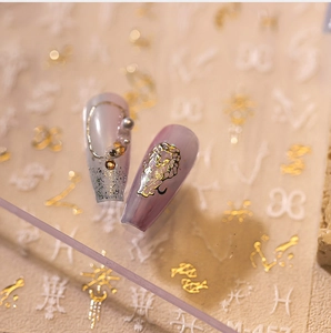 Makro-Detail von M-457 Nageltattoos mit goldenem Löwenrelief und Himmelsmotiven