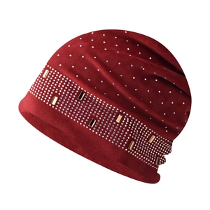 Détail du bonnet en chenille bordeaux avec strass brillants et accents dorés