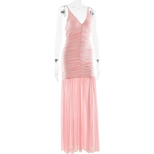 Dettaglio dell'elegante abito lungo in tulle rosa plissettato con scollo a V su manichino