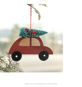 Détail d'une petite voiture en bois rouge avec sapin en sisal sur une branche