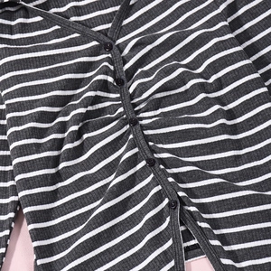Detail der schwarz-weiß gestreiften Strickjacke mit Rippenstruktur und V-Ausschnitt