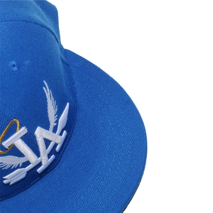 Detailaufnahme der 3D-LA-Stickerei mit Flügeln auf der blauen Hip-Hop-Kappe mit flachem Rand