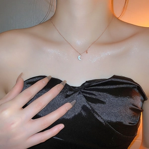 Collier ras du cou minimaliste avec pendentif lune en or rose porté par un mannequin