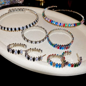 Detailsicht des Zirkonia Schmucksets mit Ketten Armbändern und Ohrringen auf einem Tablett