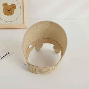 Détail de chapeau de paille pour enfant avec texture tissée et oreilles mignonnes