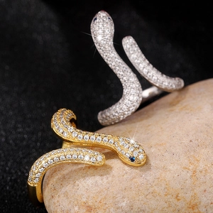 Anillo de serpiente brillante con pavé de circonitas y piedras azules de diseño lujo