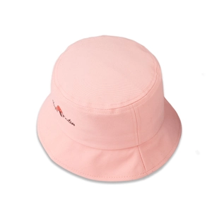 Gros plan du bob en coton rose avec broderie champignon et texte Stay Positive
