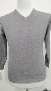 Detailansicht der grauen V-Ausschnitt Strickpullover-Textur auf weißer Schneiderpuppe