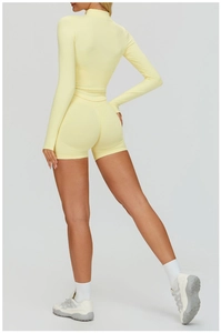 Détail du short de yoga taille haute et haut manches longues en maille jaune sans couture