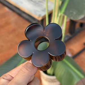 Vue détaillée d'une pince à cheveux fleur de 8 cm en résine écaille de tortue marron