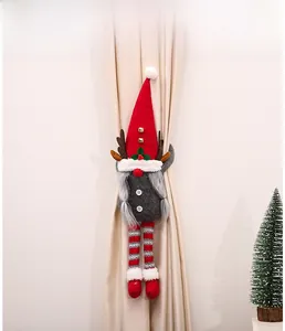Detail eines Weihnachtsgnom-Vorhangclips mit rotem Hut und langen gestreiften Beinen