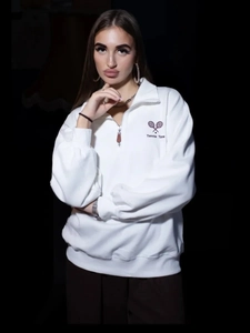 Felpa bianca con zip corta ricamo Tennis Time e vestibilità comoda stile sportivo