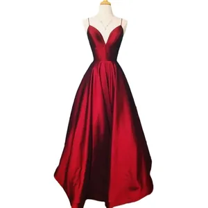 Détail d'une robe de soirée élégante en satin rouge foncé avec col en V et fines bretelles