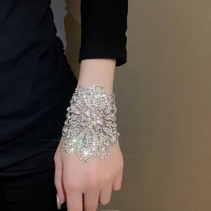Luxuriöses funkelndes Blumen-Diamant-Armband mit hohlem Spitze-Design am Handgelenk
