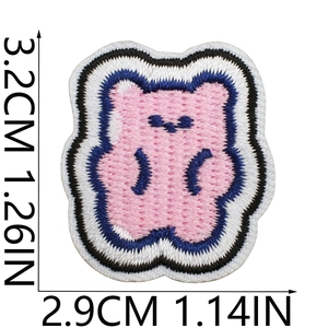 Vista dettagliata della toppa ricamata a orso rosa con dimensioni di 3.2x2.9cm