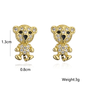 Detalle de pendientes de tigre bañados en oro 18K con medidas 1,3x0,8cm y peso 3g