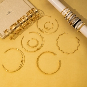 Collection de bracelets multicouches en spirale dorée sur présentoir élégant