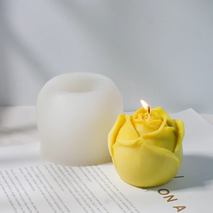 Gros plan d'un moule en silicone rose et d'une bougie fleur jaune réaliste pour artisanat